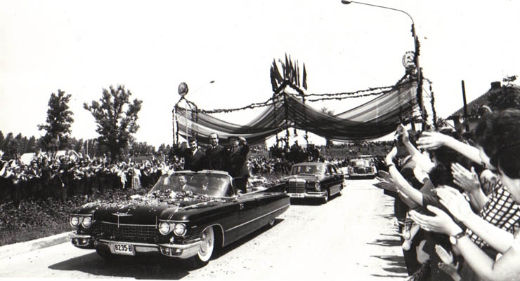 Membri ai conducerii de partid şi de stat vizitând regiunea Argeş (Piteşti)