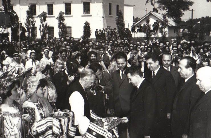 Membri ai conducerii de partid şi de stat vizitând regiunea Argeş (Piteşti)