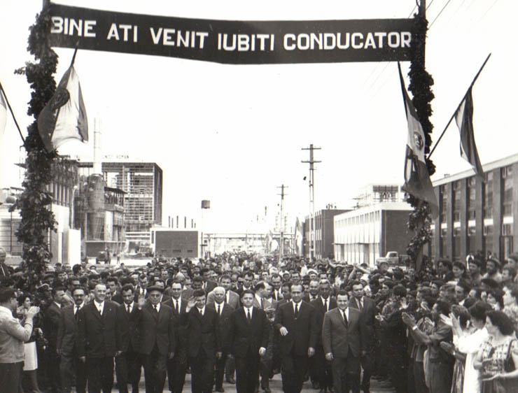 Membri ai conducerii de partid şi de stat vizitând regiunea Argeş (Uzinele Chimice Piteşti)