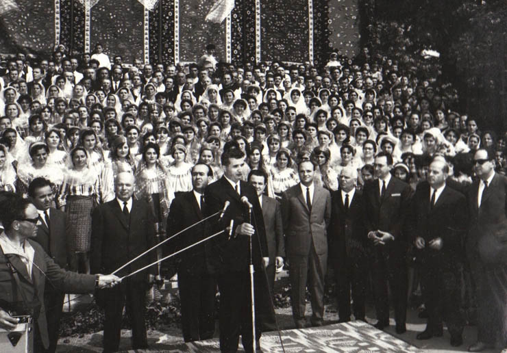 Membri ai conducerii de partid şi de stat vizitând regiunea Argeş (Topoloveni)