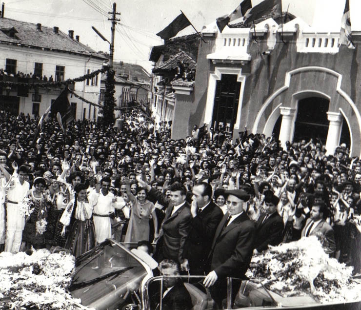 Membri ai conducerii de partid şi de stat vizitând regiunea Argeş (Slatina)