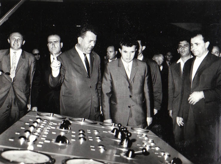 Membri ai conducerii de partid şi de stat vizitând regiunea Argeş (Uzina de aluminiu Slatina)