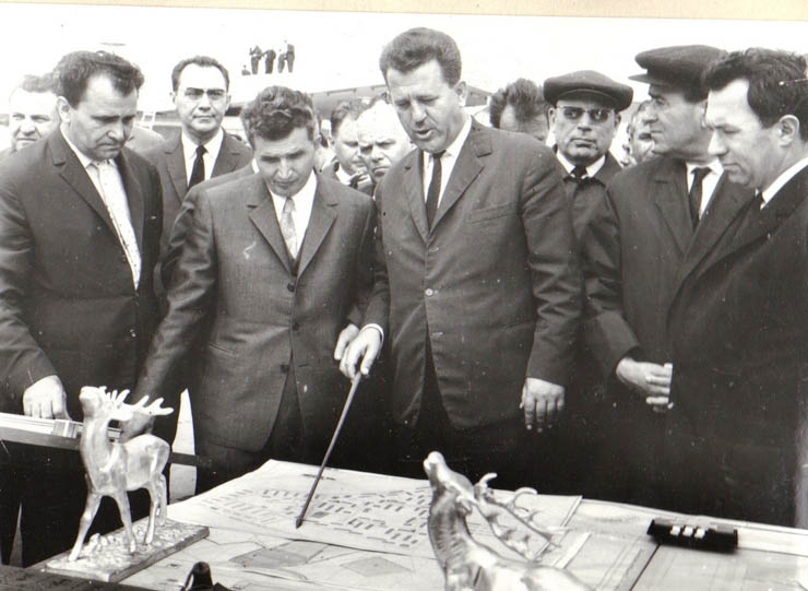 Membri ai conducerii de partid şi de stat vizitând regiunea Argeş (Slatina)