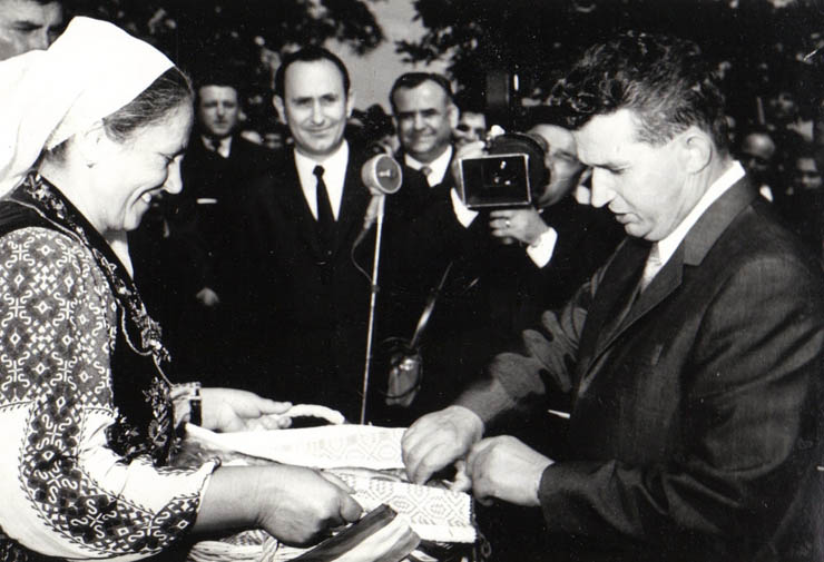 Membri ai conducerii de partid şi de stat vizitând regiunea Oltenia (Coşereni)