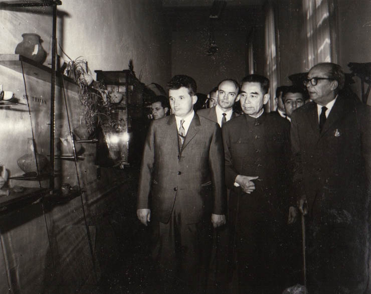 Nicolae Ceauşescu şi Ciu En Lai vizitează Muzeul Arheologic din Constanţa