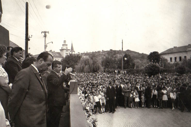 Membri ai conducerii de partid şi de stat vizitând regiunea Mureş Autonomă Maghiară (Târnăveni)