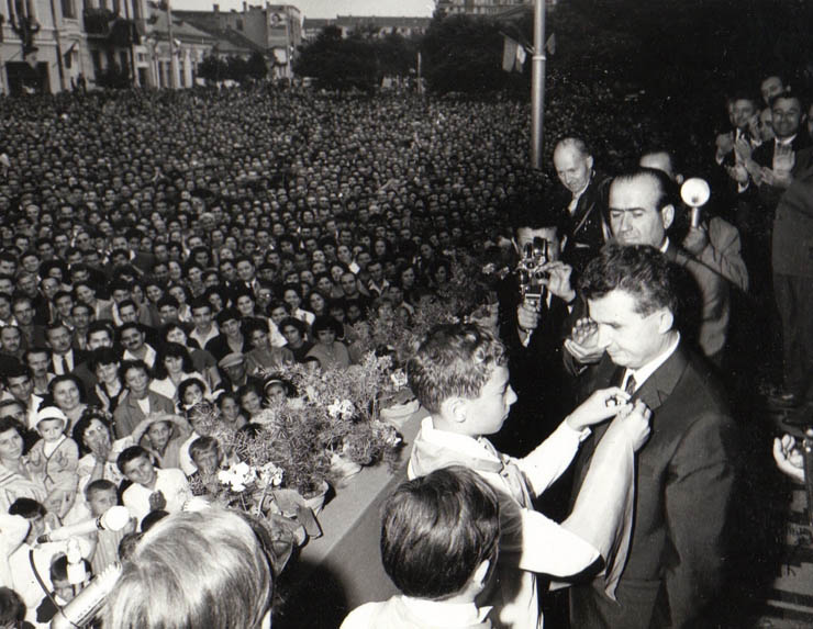Aspect de la mitingul ce a avut loc în oraşul Târgu Mureş cu prilejul vizitei conducătorilor de partid şi de stat în regiunea Mureş Autonomă Maghiară.