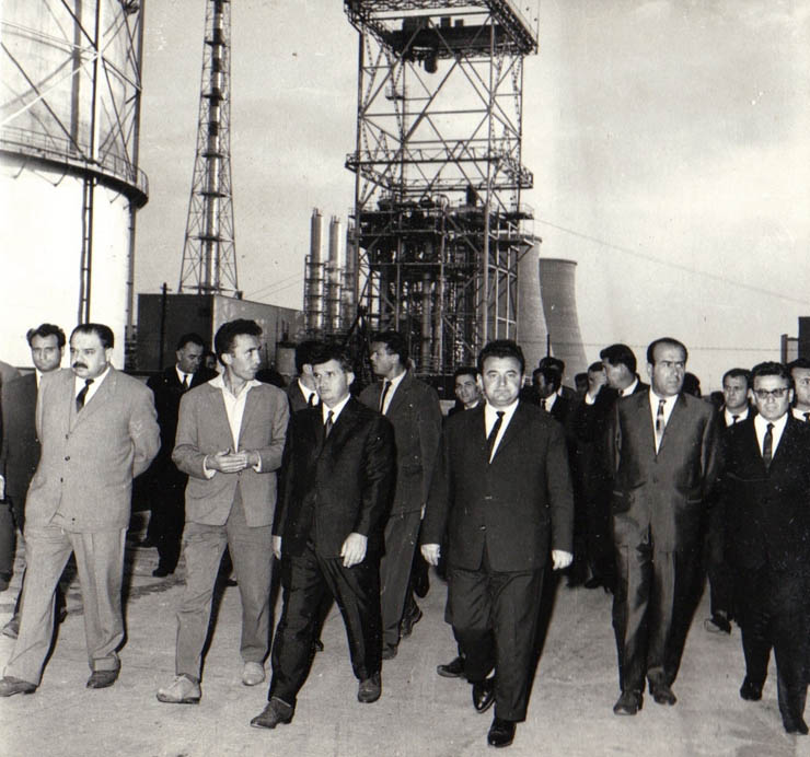 Aspect din timpul vizitei conducătorilor de partid şi de stat în regiunea Mureş Autonomă Maghiară (Combinatul de azot Târgu Mureş)