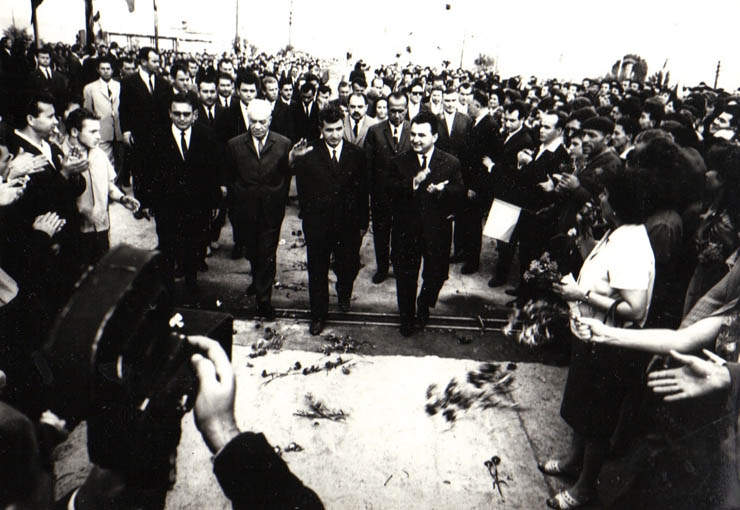 Aspect din timpul vizitei conducătorilor de partid şi de stat în regiunea Mureş Autonomă Maghiară (Combinatul de azot Târgu Mureş)