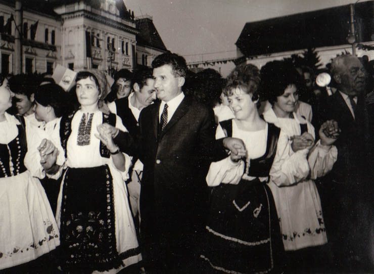 Aspect din timpul vizitei conducătorilor de partid şi de stat în regiunea Mureş Autonomă Maghiară (Odorhei)