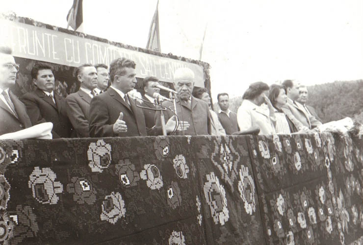 Aspect din timpul vizitei conducătorilor de partid şi de stat în regiunea Mureş Autonomă Maghiară (C.A.P. Cucerdea)