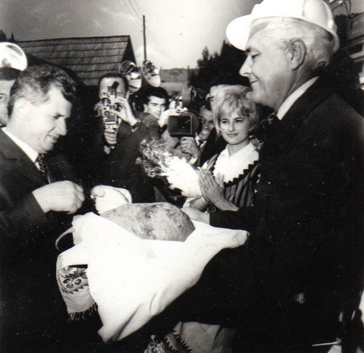 Aspect din timpul vizitei conducătorilor de partid şi de stat în regiunea Mureş Autonomă Maghiară (Mina Bălan)