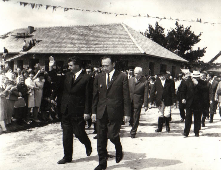 Aspect din timpul vizitei conducătorilor de partid şi de stat în regiunea Mureş Autonomă Maghiară (C.A.P. Sânmartin)