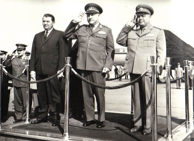 Aspect de la sosirea delegaţiei militare iugoslave, condusă de Ivan Gosnjak, secretar de stat pentru Apărarea Naţională a R.S.F. Iugoslavia