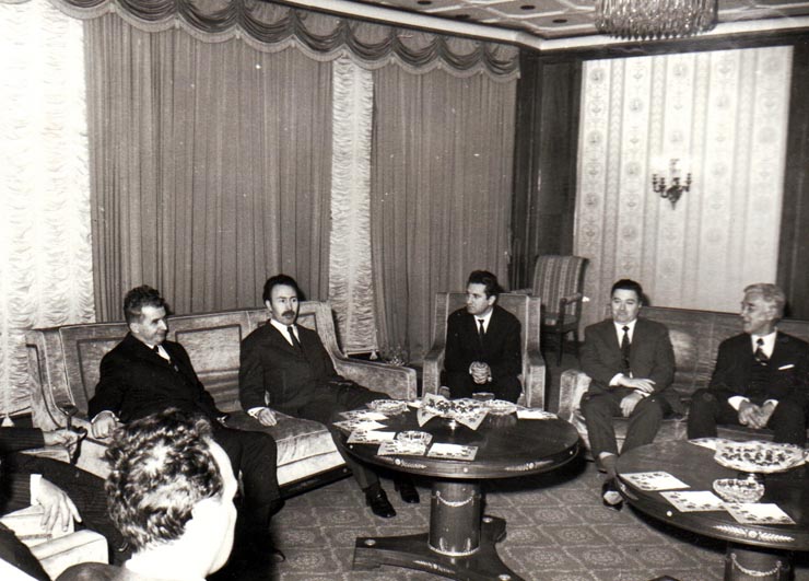 Vizita delegaţiei R.S.R. condusă de preşedintele Nicolae Ceauşescu în Republica Algeriană Democratică şi Populară (vizita protocolară, Houari Boumediene).(11-16  martie 1972).Algeria. Primirea la C.C. al P.C.R. a unui grup de ziarişti algerieni condus de Belkir Mohamed, consilier în Ministerul Informaţiilor al Algeriei.(2 martie 1972).