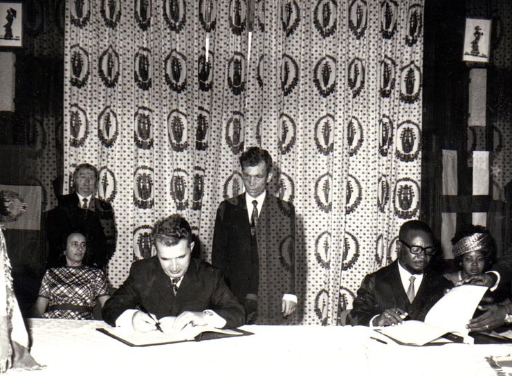 Vizita delegaţiei R.S.R. condusă de preşedintele Nicolae Ceauşescu în Republica Africa Centrală (semnarea Declaraţiei comune româno-africane de către cei doi preşedinţi).     (16-18  martie 1972).