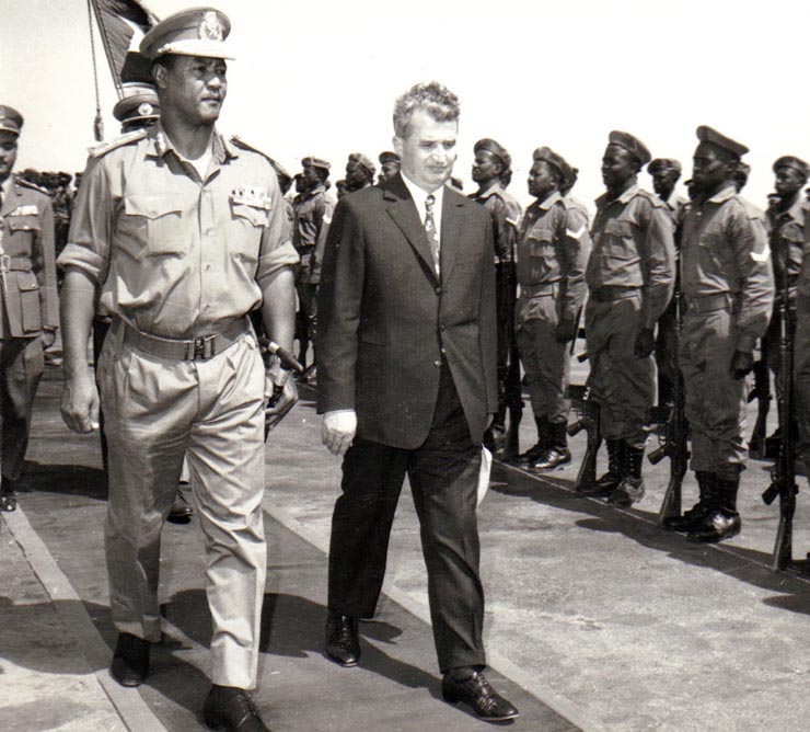 Vizita în  Sudan. Preşedintele Nicolae Ceauşescu şi preşedintele Gaafar Mohammed Numeiry, trec în revistă garda de onoare înainte de plecarea de pe aeroportul din Khartum.      (30  martie 1972).