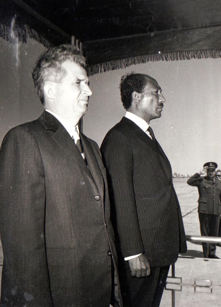 Vizita delegaţiei R.S.R. condusă de preşedintele Nicolae Ceauşescu în Republica Arabă Egipt – primirea oficială pe aeroportul din Cairo.    (2 aprilie 1972).