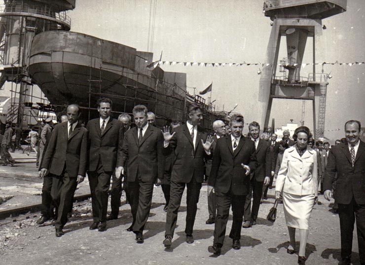 Vizita conducătorilor de partid şi de stat la şantierul naval Drobeta- Tr. Severin.     (16  mai 1972).