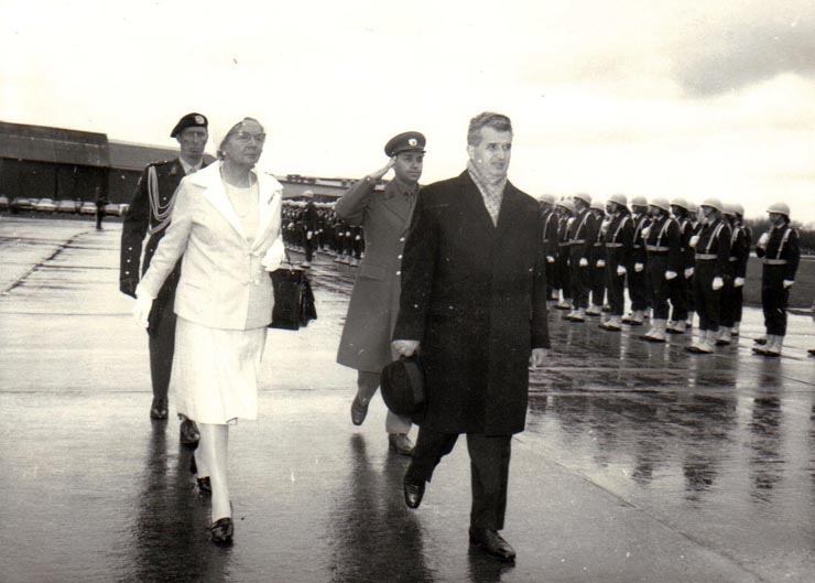 Aspecte de la vizita oficială de prietenie a preşedintelui Consiliului de Stat al României, Nicolae Ceauşescu împreună cu Elena Ceauşescu, în Olanda.(10-13 aprilie 1973).