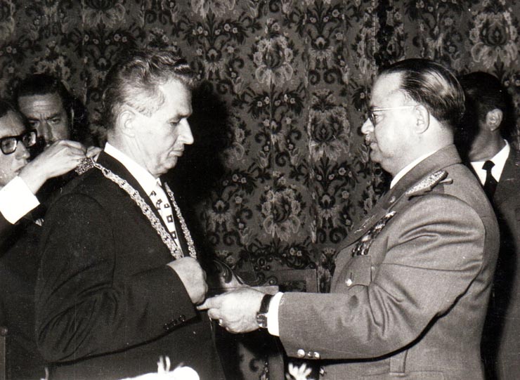 Aspecte din timpul vizitei oficiale de prietenie a preşedintelui Consiliului de Stat al României, Nicolae Ceauşescu în Ecuador (acordarea unor înalte distincţii). (14-16 septembrie 1973).
