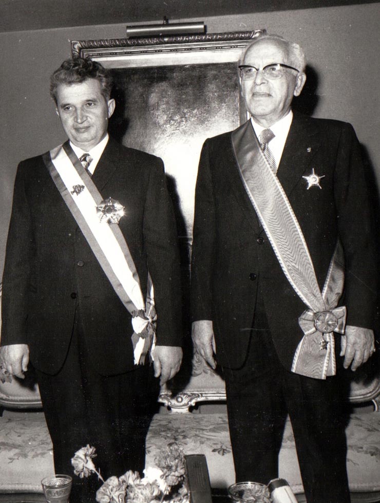 Aspecte din timpul vizitei oficiale de prietenie a preşedintelui Consiliului de Stat al R.S.R., Nicolae Ceauşescu, în Liban – acordarea unor înalte distincţii).(14-16.II.1974).