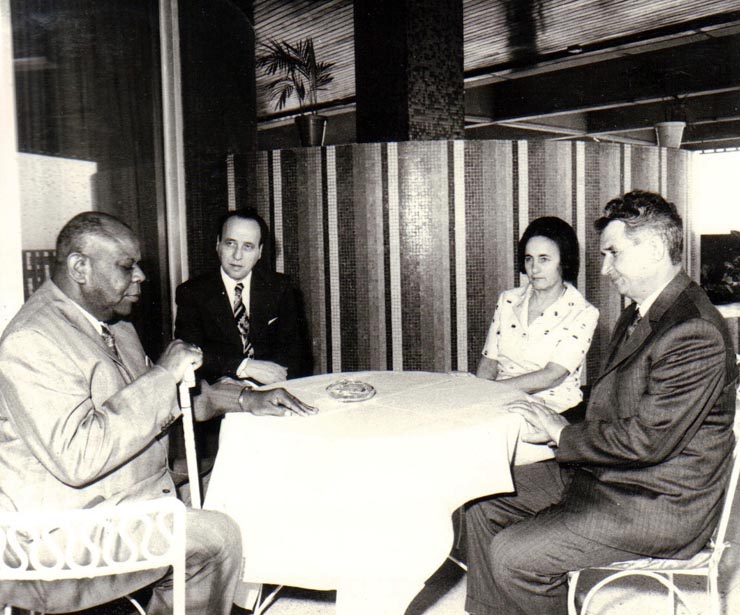 Primirea la reşedinţa rezervată oaspeţilor (în Liberia), de către (3 martie 1974)., a secretarului general al partidului, The True Whig. (4 martie 1974).