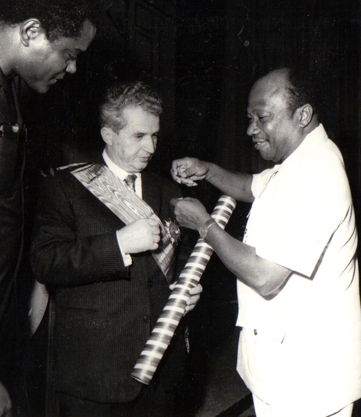 Vizita lui Nicolae Ceauşescu în Republica Liberia – înmânarea unor înalte distincţii între cei doi şefi de stat.(4 martie 1974).