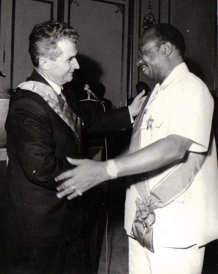 Vizita lui Nicolae Ceauşescu în Republica Liberia – înmânarea unor înalte distincţii între cei doi şefi de stat.(4 martie 1974).