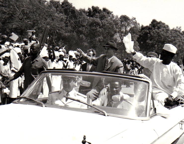 Vizita lui Nicolae Ceauşescu în Guineea. Oaspeţii vizitează Kankanul.         (12 martie 1974).