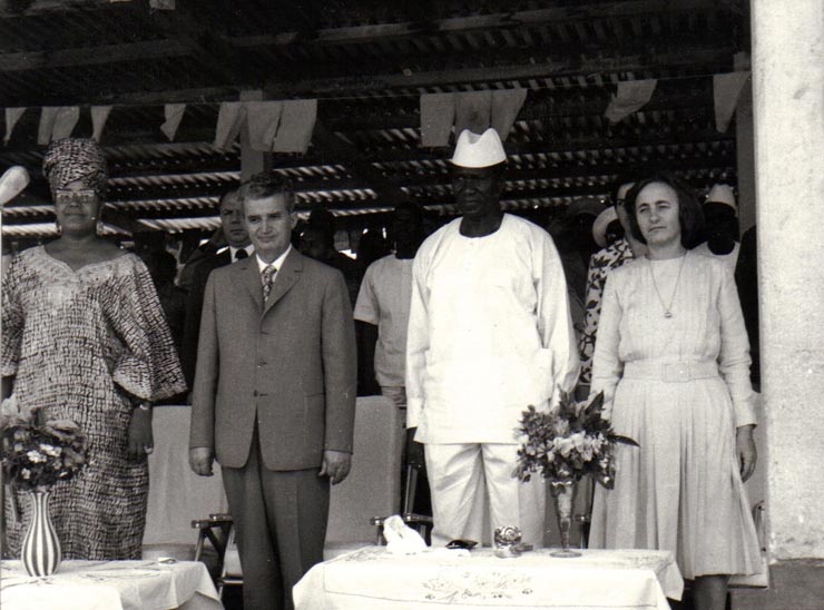 Vizita lui Nicolae Ceauşescu în Guineea. Oaspeţii vizitează Kankanul.  (12 martie 1974).