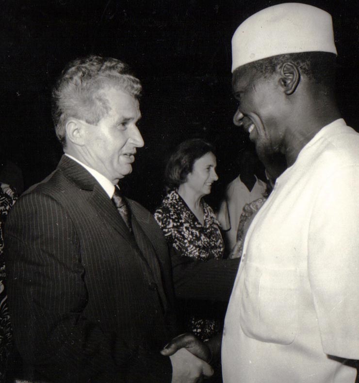 Vizita lui Nicolae Ceauşescu în Guineea. Cei doi şefi de stat îşi iau rămas bun înainte de despărţire. (12 martie 1974).