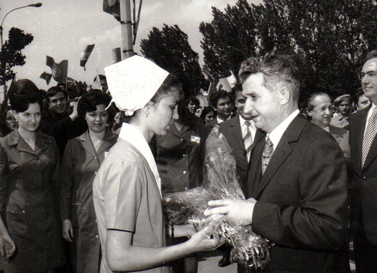 Vizita de lucru a lui Nicolae Ceauşescu la fabrica de confecţii din Craiova.       (29 mai 1974).