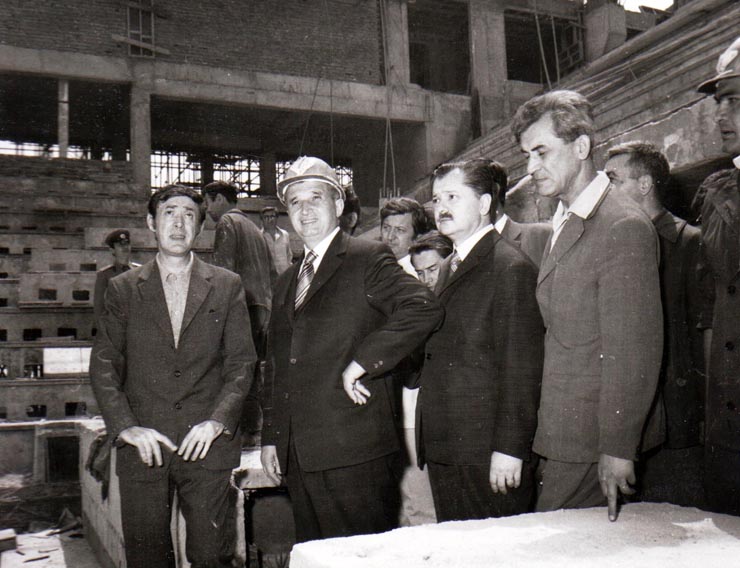 Vizita de lucru a lui Nicolae Ceauşescu, secretar general al P.C.R., pe şantierul Sălii Polivalente din Bucureşti.(17 iunie 1974).