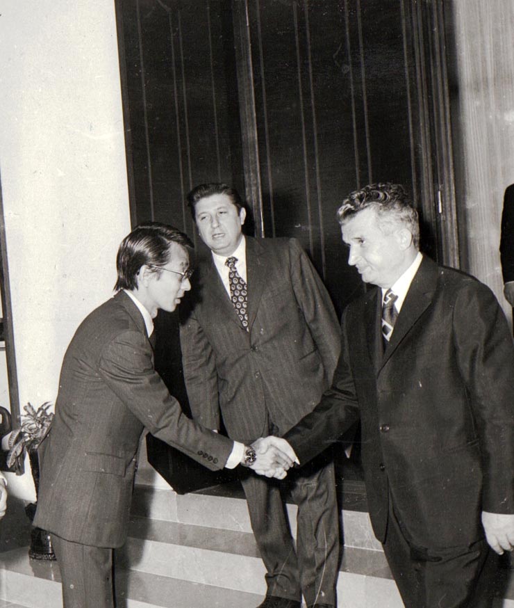 Aspecte de la primirea de către Nicolae Ceauşescu a trimişilor speciali ai Companiei japoneze de televiziune, N.H.K.          (13 iulie 1974).