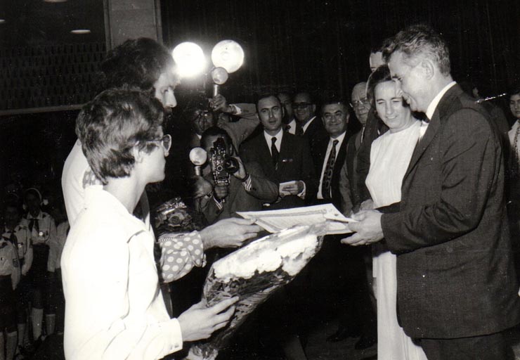 Aspecte de la primirea de către Nicolae Ceauşescu împreună cu Elena Ceauşescu a grupului de elevi şi studenţi americani care ne-au vizitat ţara în cadrul programului „Ambasadorii prieteniei”.     (27 iulie 1974).