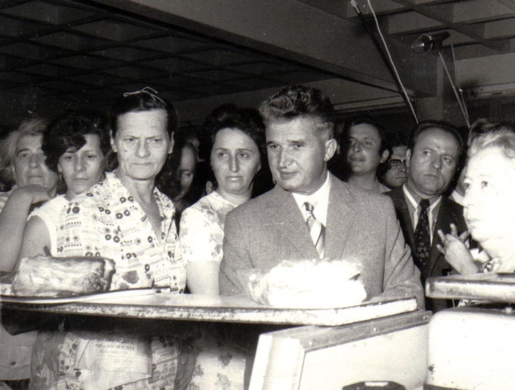 Vizita de lucru a lui Nicolae Ceauşescu în diferite pieţe din Bucureşti.      (16 august 1974).