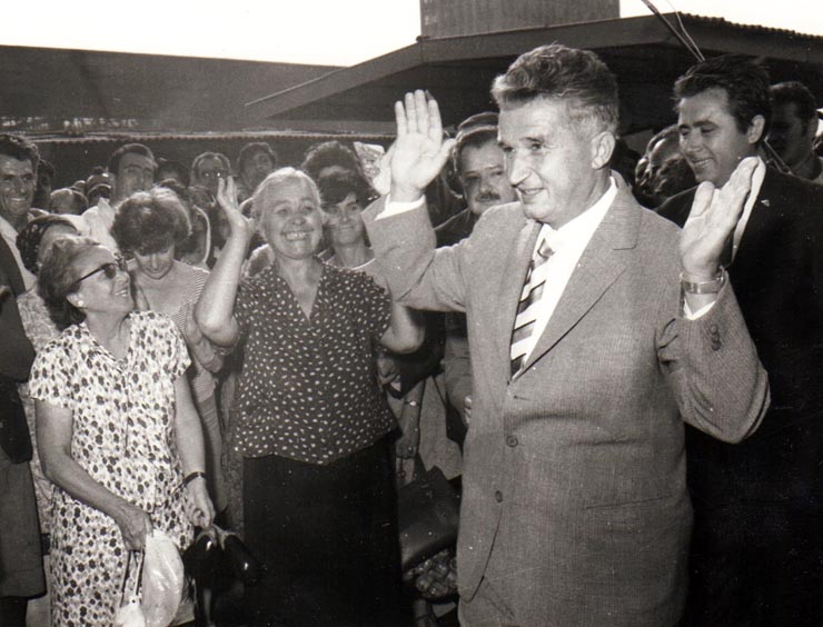 Vizita de lucru a lui Nicolae Ceauşescu în diferite pieţe din Bucureşti.      (16 august 1974).