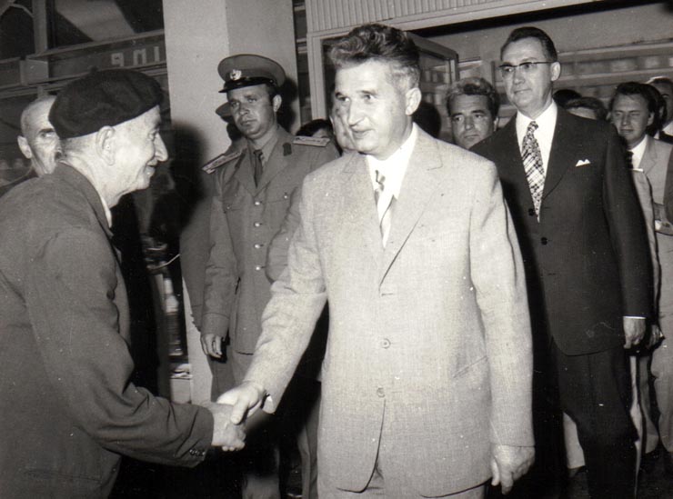 Vizita de lucru a lui Nicolae Ceauşescu în diferite pieţe din Bucureşti.      (16 august 1974).