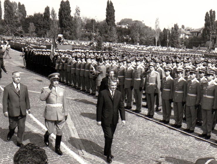 Aspecte din timpul festivităţilor înaintării în grad a unor promoţii de ofiţeri şi absolvenţi ai Academiei Militare Generale. (20 august 1974).