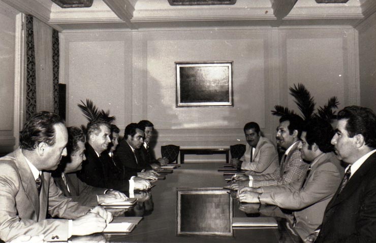 Convorbiri oficiale cu o delegaţie irakiană care ne-a vizitat ţara.        (25 august 1974).