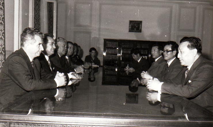 Convorbiri oficiale cu delegaţia Republicii Democrate Coreene, care a participat la festivităţile prilejuite de aniversarea a 30 de ani de la eliberarea României de sub dominaţia fascistă.  (27 august 1974).