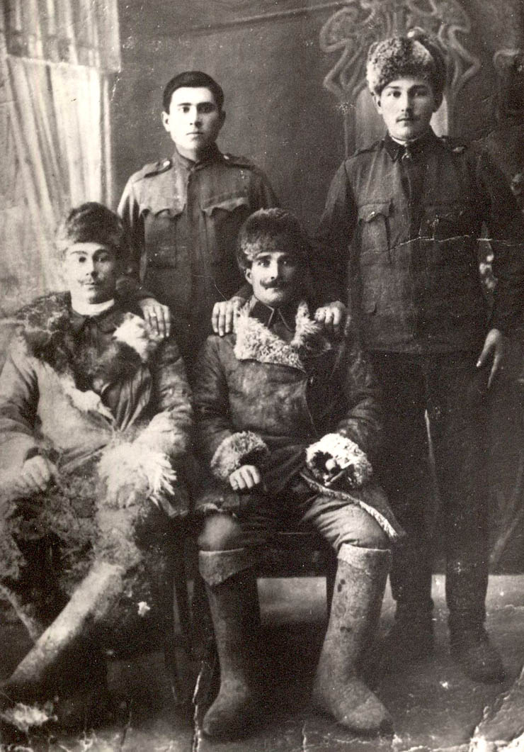 Grup de români participanţi la Revoluţia Socialistă din Octombrie 1917. (1918)