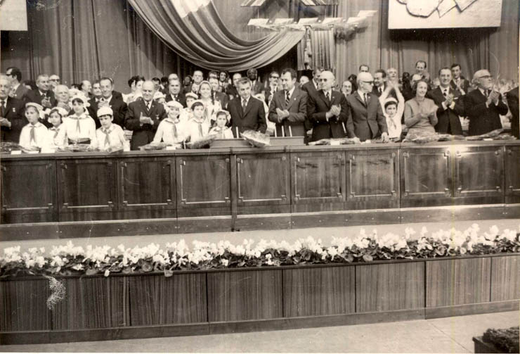 Un grup de pionieri salută Congresul al XI-lea al P.C.R. (27 noiembrie 1974)