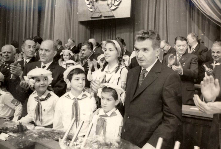 Un grup de pionieri salută Congresul al XI-lea al P.C.R. (27 noiembrie 1974)