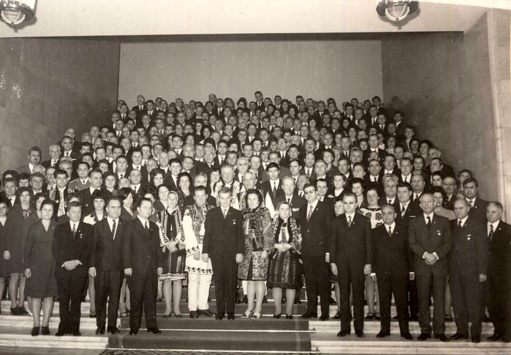 Congresul al XI-lea al P.C.R., Nicolae Ceauşescu în mijlocul delegaţilor din judeţele Suceava, Covasna, Ilfov, Vaslui şi Vâlcea, (noiembrie 1974)