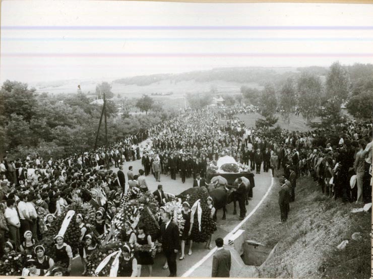 Aspect de la funeraliile Alexandrei Ceauşescu, mama preşedintelui Nicolae Ceauşescu, ce a avut loc în ziua de 7.VI.1977, în comuna Scorniceşti, judeţul Olt.(7.VII.1977)