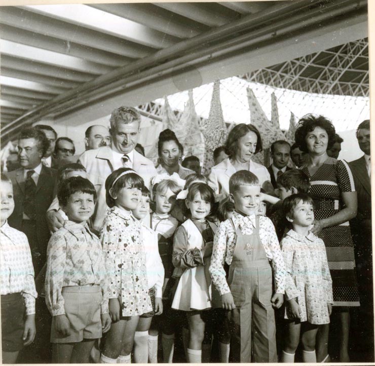 Vizita preşedintelui Nicolae Ceauşescu împreună cu Elena Ceauşescu şi alţi conducători de partid şi de stat la Târgul de mostre şi bunuri de consum de la Complexul Expoziţional din Piaţa Scânteii.(20.VIII.1977)