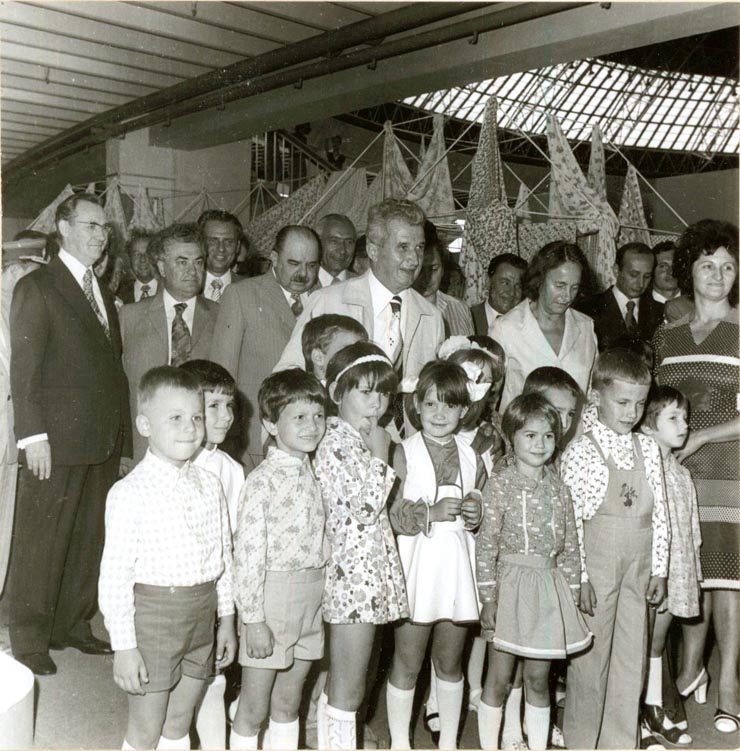 Vizita preşedintelui Nicolae Ceauşescu împreună cu Elena Ceauşescu şi alţi conducători de partid şi de stat la Târgul de mostre şi bunuri de consum de la Complexul Expoziţional din Piaţa Scânteii.(20.VIII.1977)