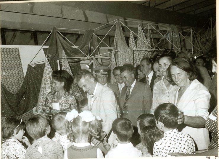 Vizita preşedintelui Nicolae Ceauşescu împreună cu Elena Ceauşescu şi alţi conducători de partid şi de stat la Târgul de mostre şi bunuri de consum de la Complexul Expoziţional din Piaţa Scânteii.(20.VIII.1977)